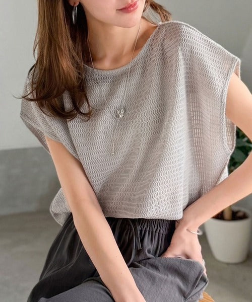 上品な透け感で華やかに決まる。レーシージャガード フレンチスリーブ