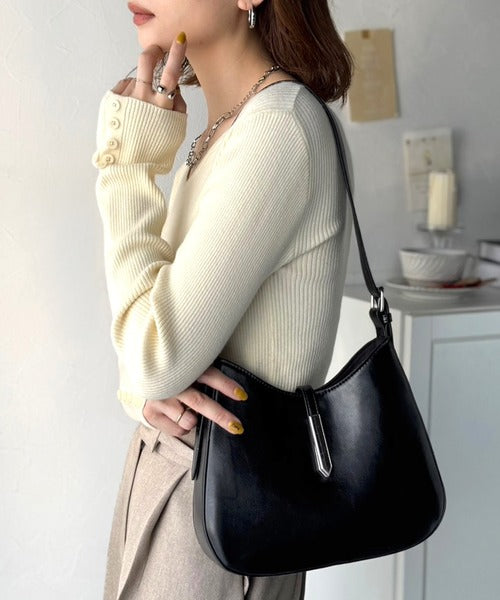 大人の余裕を魅せる。スウェードライクメタルパーツワンハンドルバッグ