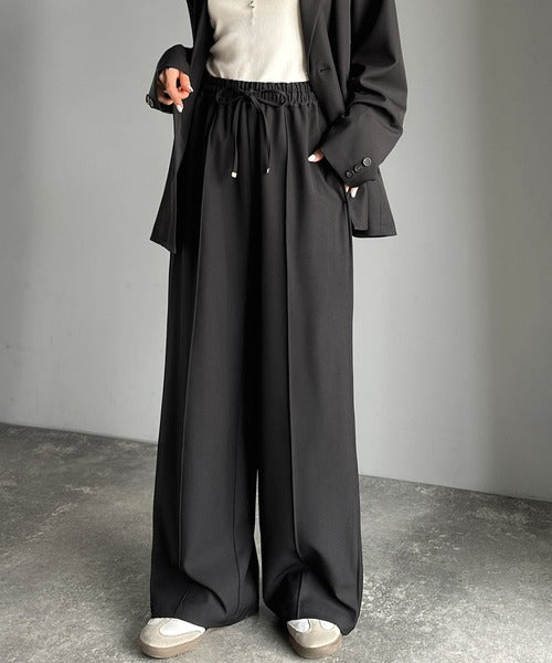 快適さと上品さを兼ね備えた、欲張りパンツ。センターパイピング