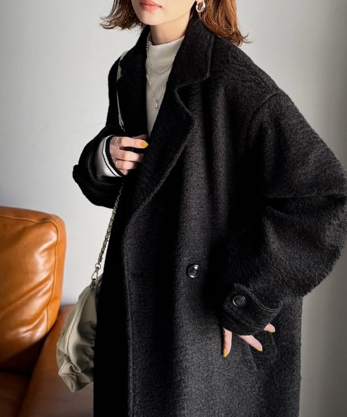 こなれ上品な雰囲気をまとう。フェイクウールロング丈アウター