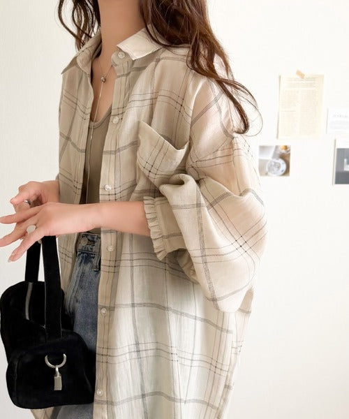 ほんのり透けるチェック柄で、涼しげにこなれる。胸ポケット付き 