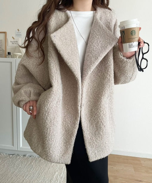 たっぽりコクーンシルエットであざと見せ。ノーカラーコクーン