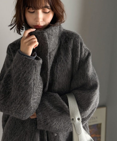 ベーシックとトレンドを両立。MIXシャギー比翼スタンドネックミドル丈