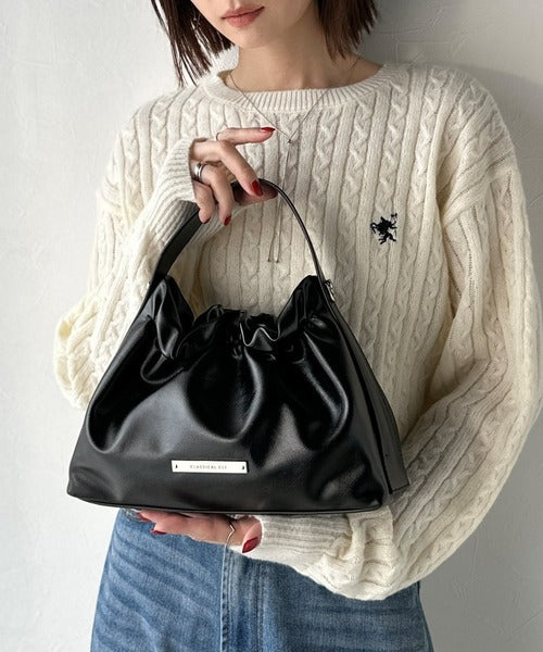 シックな艶めき、大人の余裕。フェイクレザーフリルギャザー