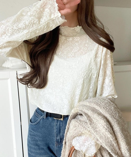 透け感で魅せる、秋の上品レイヤード。プチハイネック花柄レースメロウ