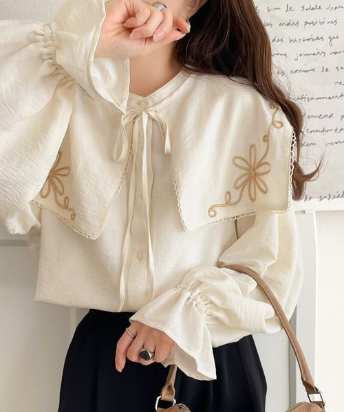 mily bilet】クラシカルさとモダンさを両立。花刺繍ケープブラウス