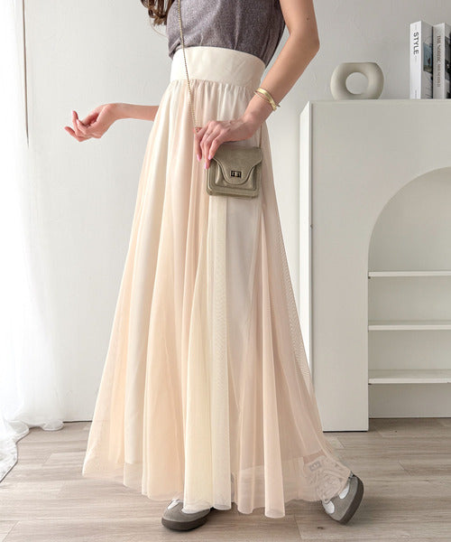 LEONARD レオナールスカート 黒地にミルクティー色の菊の花、葉の模様 2025