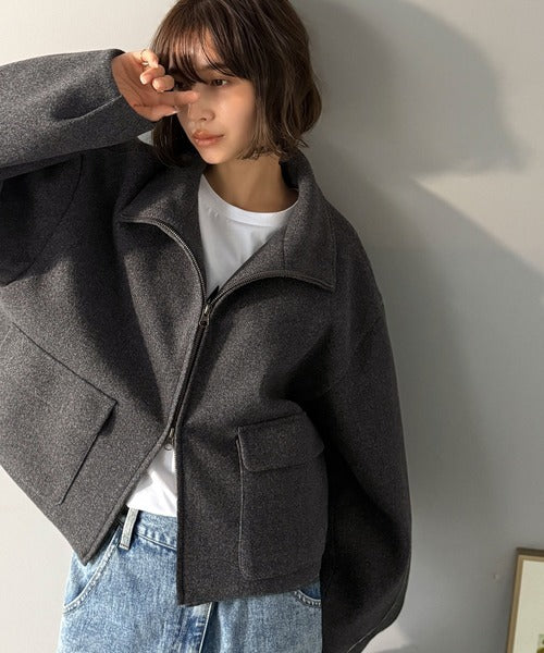 シンプルなのに映える、冬の主役アウター。ショート丈ダブルZIP