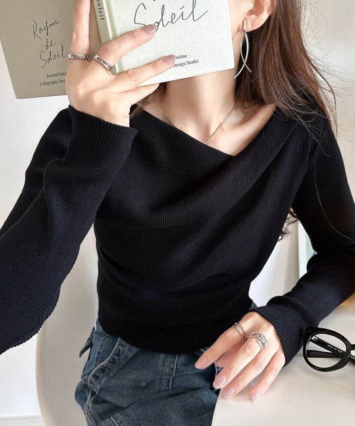 トレンド美スタイルで華奢魅せに。胸元ドレープデザインニット