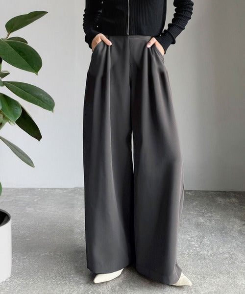 体型カバーも叶う、ラクなのにきれい見え。2タックワイドスラックス