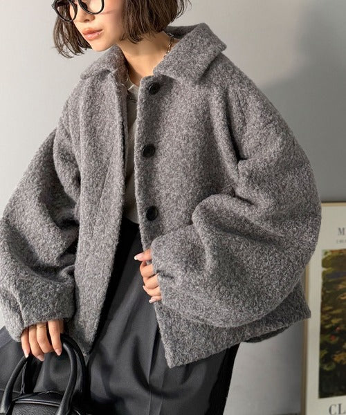 ボリューム感と抜け感の絶妙バランス。コクーン襟付きボアコート