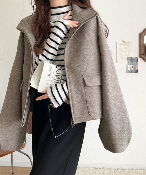 シンプルなのに映える、冬の主役アウター。ショート丈ダブルZIP