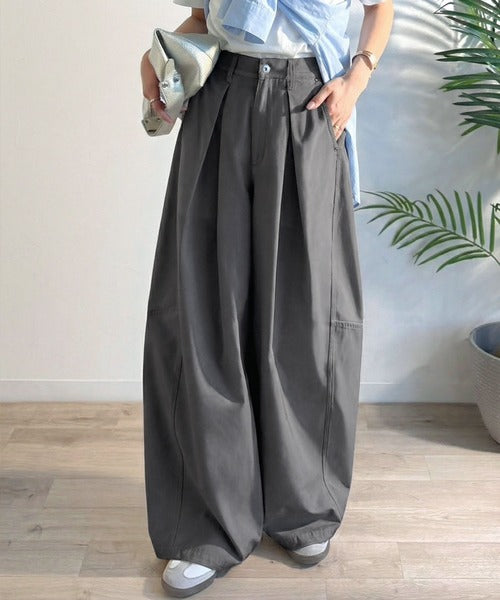 旬なワイドシルエットが目を惹く1着♪タックバレルレッグパンツ