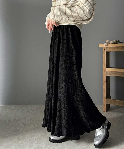 光沢感と揺れが美しい、簡単に着こなしスタイル。シャイニーベロア