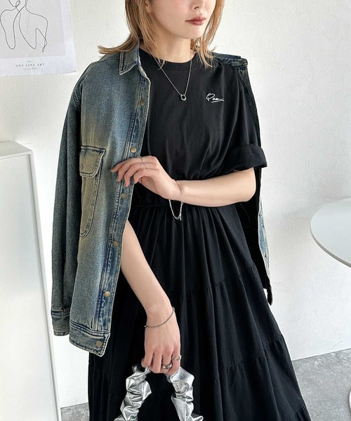 女性らしさを引き立てるデザインが魅力。胸刺繍ドロストティアード