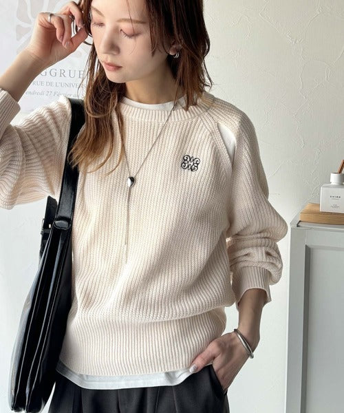 mily bilet】ヘルシーな肌見せで抜け感をプラス。肩スリット胸刺ニット