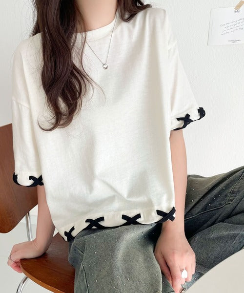 華やかさとこなれ感を両立！レースアップデザインクロップドTシャツ