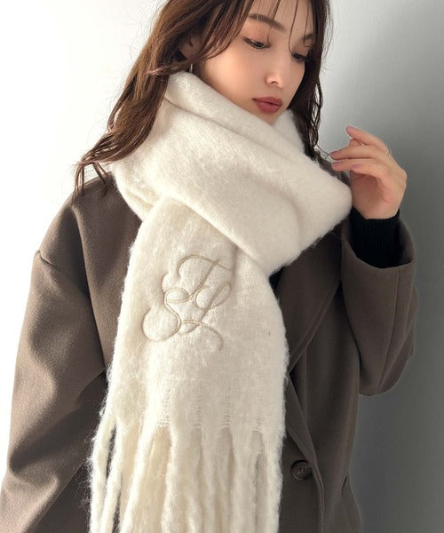 冬の愛されアイテム。ロゴ刺繍入り大判フリンジマフラー