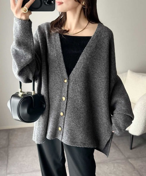 ふんわり包み込む暖かさで、冬の定番に。ゴールドボタン使いオーバーサイズVネックニットカーディガン（長袖） ce1255001 – Classical  Elf