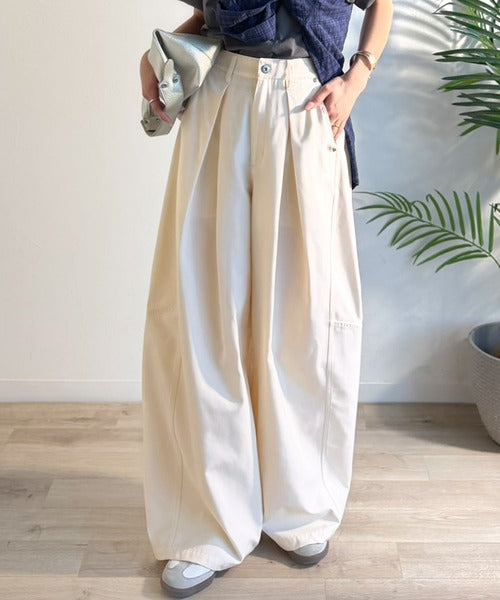 旬なワイドシルエットが目を惹く1着♪タックバレルレッグパンツ