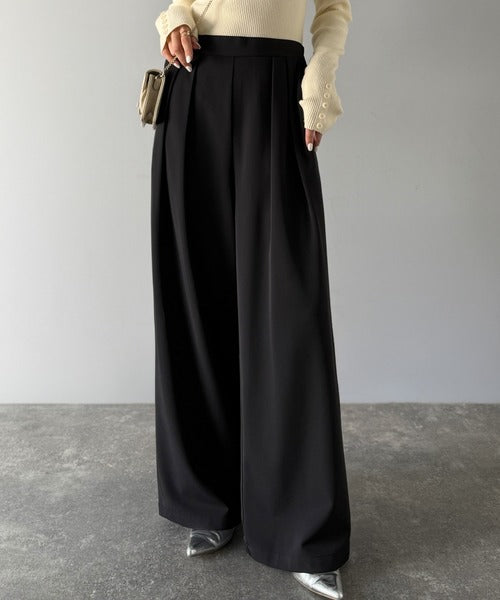 リラックス感ときちんと感を両立。上品見えするとろみ素材2タック