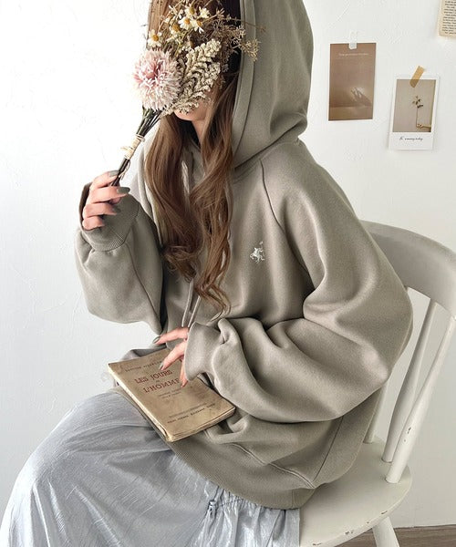 シンプル大人カジュアル。ワンポイント胸刺繍裏起毛パーカー