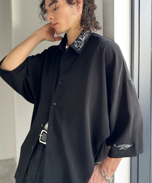 雰囲気アガる。」衿刺繍ドレープドルマンシャツ／Embroidered Collar