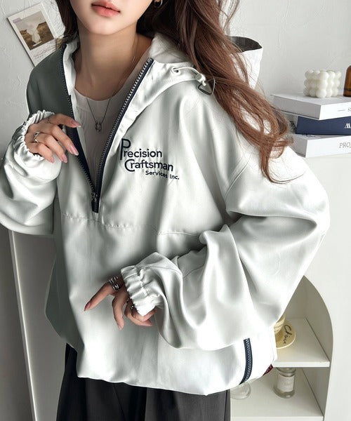 Javaジャバコラボ》トレンド感をプラス。胸元刺繍配色ハーフジップ