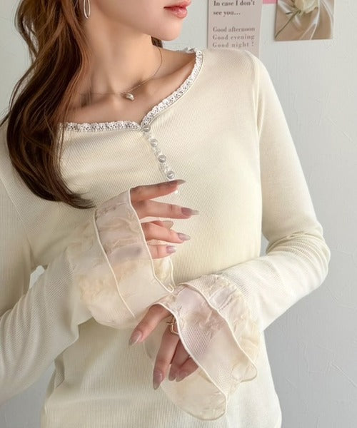 エミリーページ mily bilet】大人フェミニンを叶える。袖フリルレースヘンリーネック