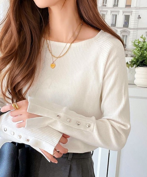 品よく鎖骨魅せ。袖ボタンクルーネックリブニット（無地・ボーダー