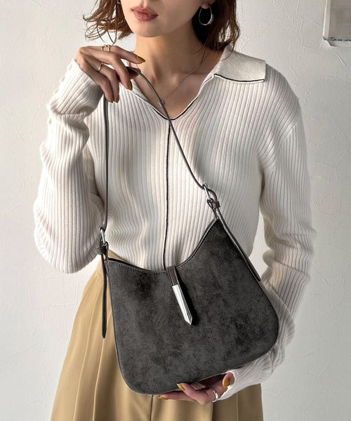 大人の余裕を魅せる。スウェードライクメタルパーツワンハンドルバッグ