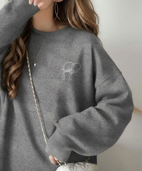スウェットライクで”魅せる”大人のリラクシーな1枚。胸元サインロゴ