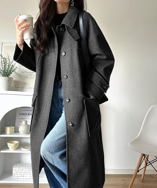 上品を纏う、主役級アウター。ロング丈比翼ステンカラーコート
