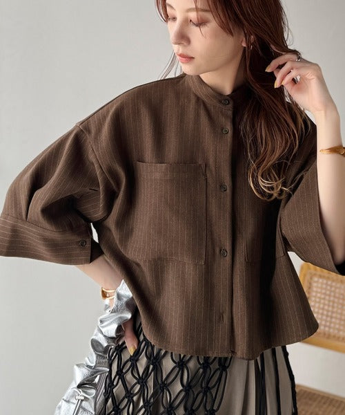 大人の上品トップス。バンドカラーワイドスリーブショート丈ストライプ