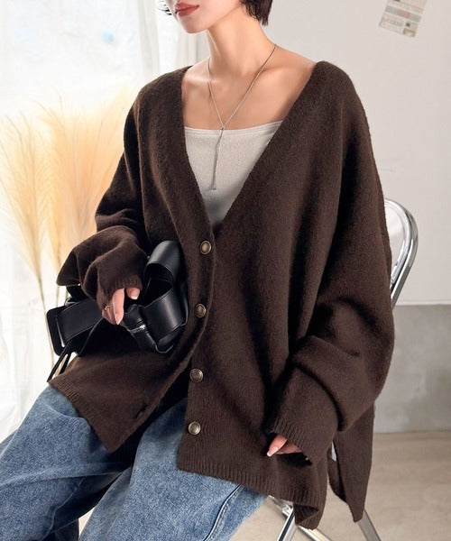 ふんわり包み込む暖かさで、冬の定番に。ゴールドボタン使いオーバー