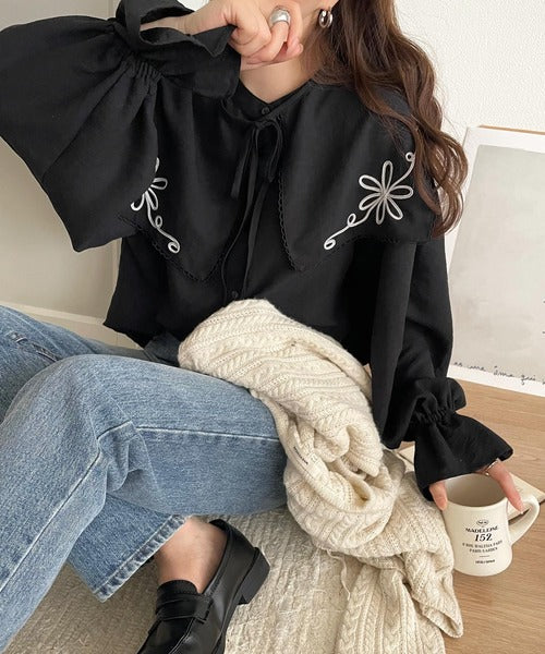 mily bilet】クラシカルさとモダンさを両立。花刺繍ケープブラウス