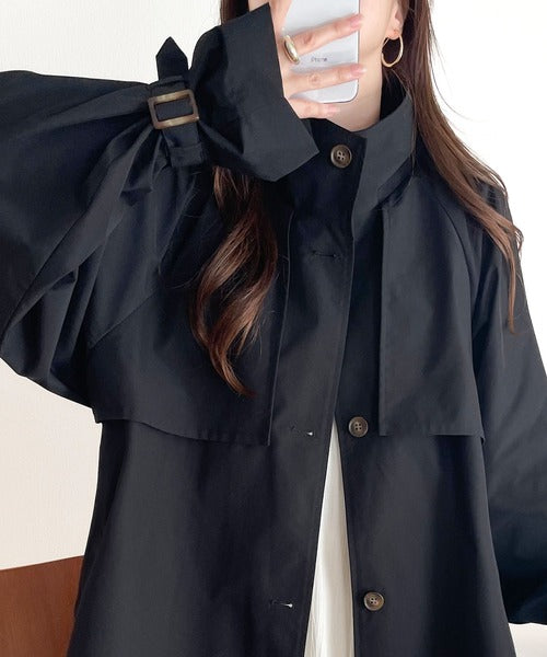 大人ガーリーなポンチョ風トレンチ。バックタックトレンチコート