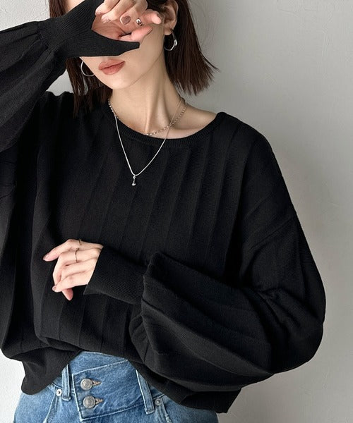 大人のカジュアルを極める。タック編み袖口スリットパフニット