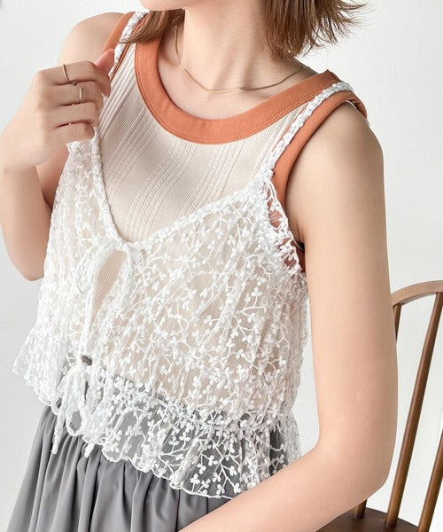 コーディネートに鮮度を加える。フラワー刺繍チュールリボンキャミ