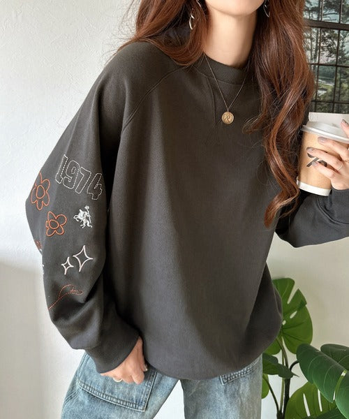 ハンドメイド風刺繍に釘付け。前後2wayランダム袖刺繍裏起毛スウェット
