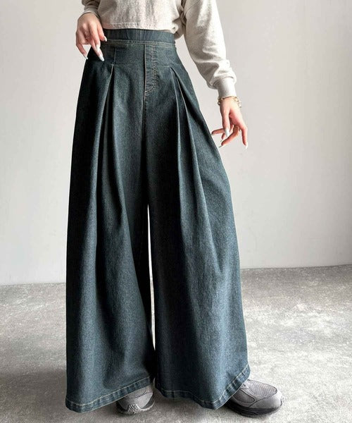 こなれ度アップのヴィンテージ風。変形タック使いワイドデニムパンツ
