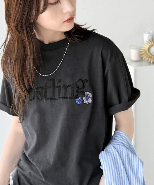 ナチュラルな中に、さりげない華。綿100％ロゴ×フラワー刺繍ビッグT