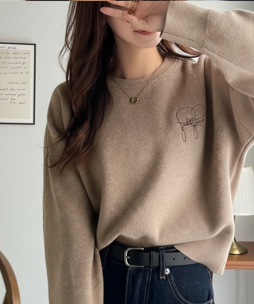 スウェットライクで”魅せる”大人のリラクシーな1枚。胸元サインロゴ