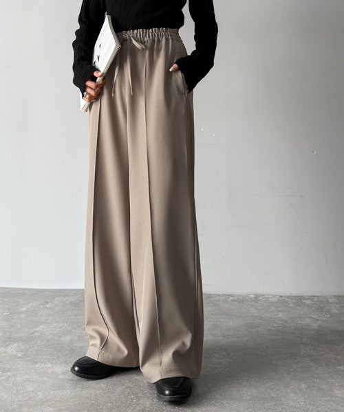 快適さと上品さを兼ね備えた、欲張りパンツ。センターパイピング