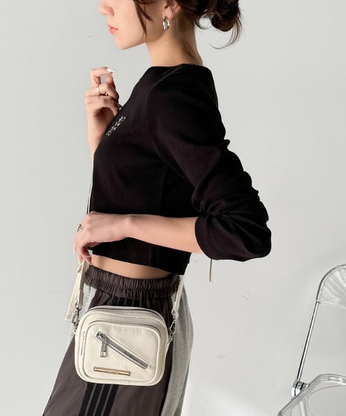 エナメルレザーショルダーバッグ mily bilet】お洒落なサイズ感♪エナメルフェイクレザーデザイン