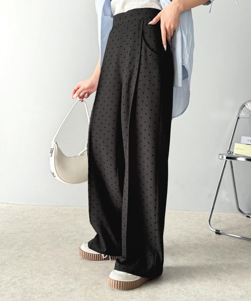洗練された大人カワイイスタイル。フロッキードットワイドパンツ