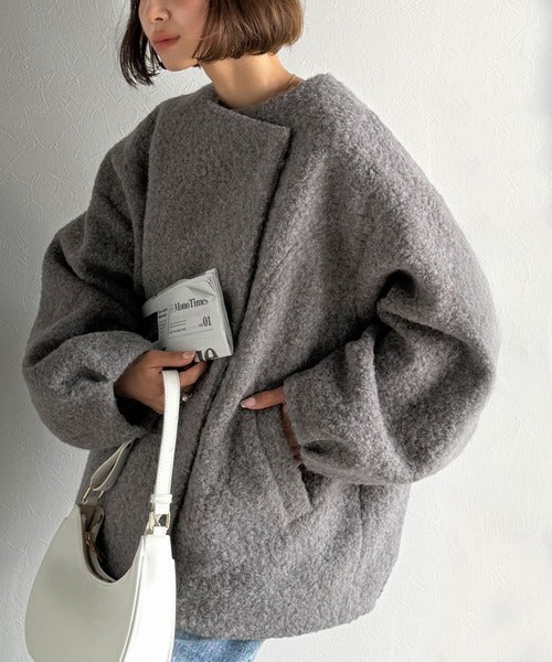 たっぽりコクーンシルエットであざと見せ。ノーカラーコクーン