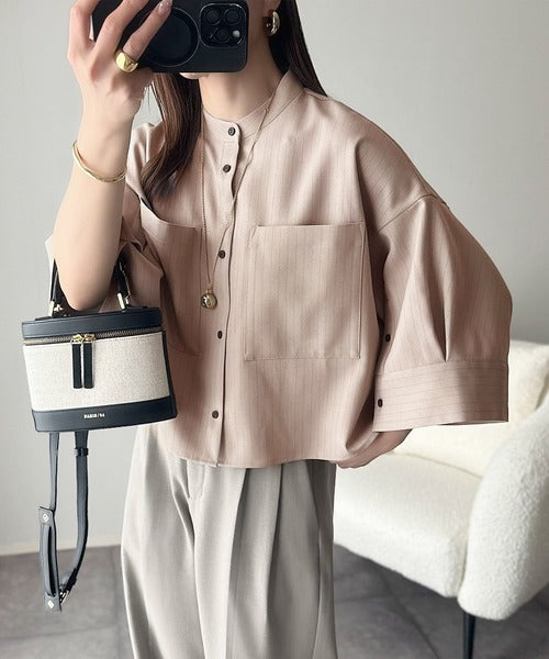 大人の上品トップス。バンドカラーワイドスリーブショート丈ストライプ