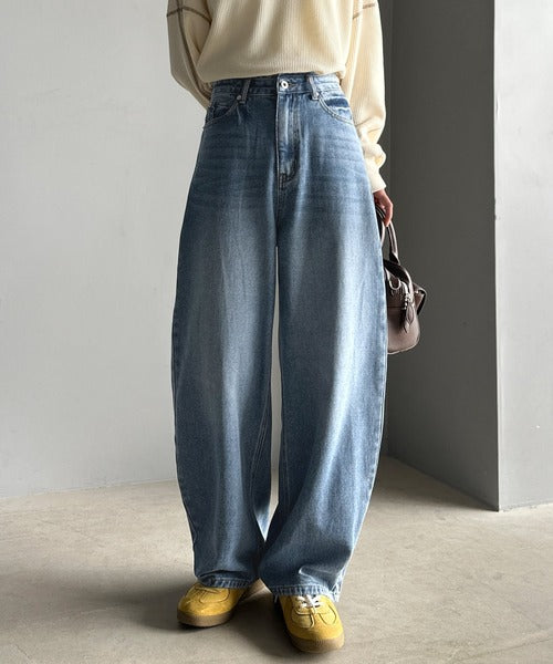 こなれ感抜群の1本。ゆったりシルエットカーブデニムエッグパンツ