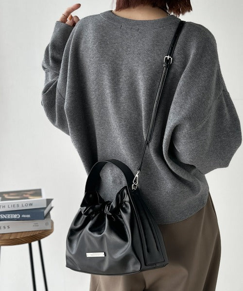 シックな艶めき、大人の余裕。フェイクレザーフリルギャザー